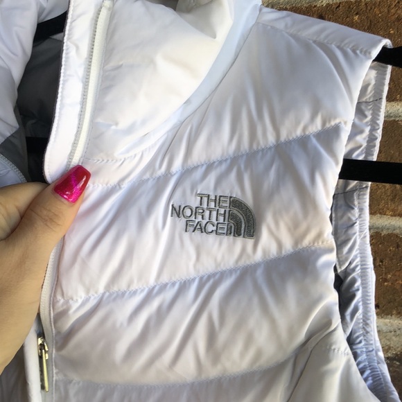 THE NORTH FACE White 550 Goose Down Aconcagua Vest - Picture 9 of 16